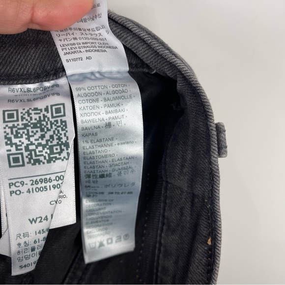 Levi's High Waisted Mom Jeans Relaxed Tapered Leg Dark Grey Women's Size 24 - Picture 6 of 8